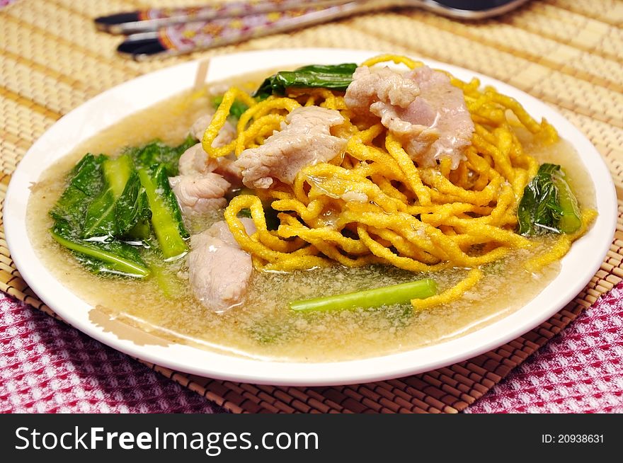 Crisp noodle in creamy sauce or Rad Na in thai food name