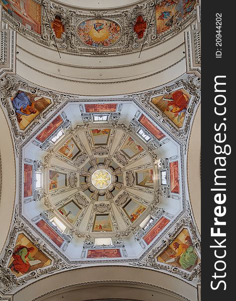 Dome of the Salzburger Dom, Inside the cathedral