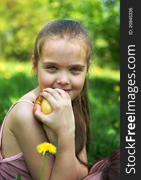 The little girl with an apple