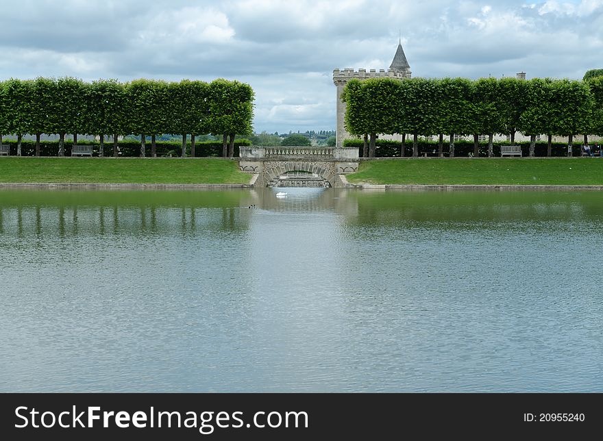 Villandry castle is famous more for the garden 'Ã  la francaise' than for the castle itself. Here is a picture of the pond with the two towers of the castle in the background. Villandry castle is famous more for the garden 'Ã  la francaise' than for the castle itself. Here is a picture of the pond with the two towers of the castle in the background.