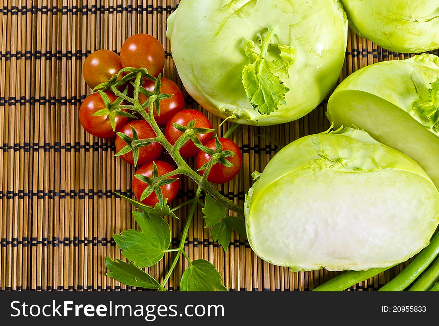 Kohlrabi, tomatoes and young peas