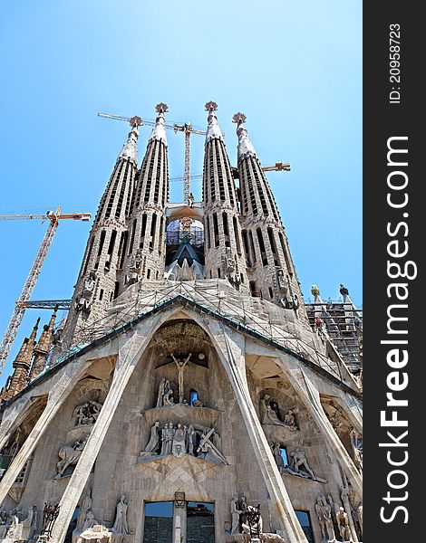 Sagrada Familia (Basílica i Temple Expiatori de la Sagrada Família), Gaudi's most famous church in Barcelona, Spain, Europe (permanent construction from 1882 to ~2026). Sagrada Familia (Basílica i Temple Expiatori de la Sagrada Família), Gaudi's most famous church in Barcelona, Spain, Europe (permanent construction from 1882 to ~2026)