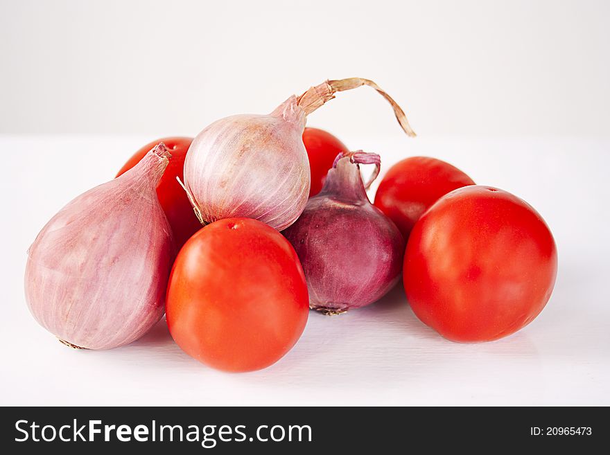 Tomatoes and onions in studio