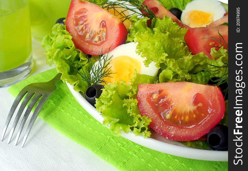 Fresh salad with eggs,tomatoes and lettuce