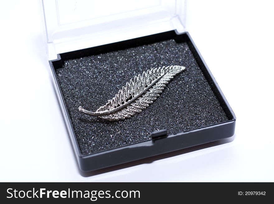 A Leaf brooch for women accessories