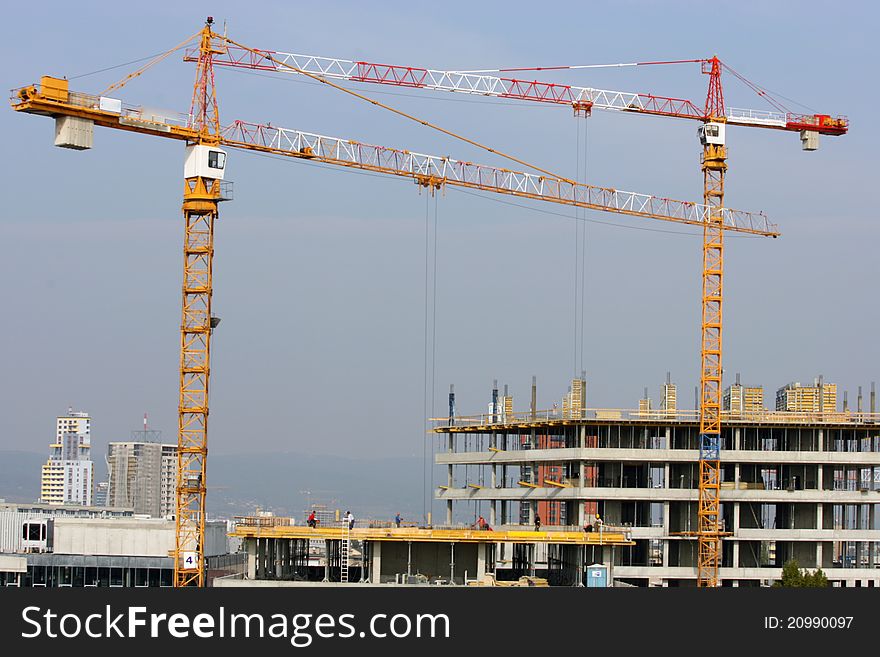 Building crane and building under construction