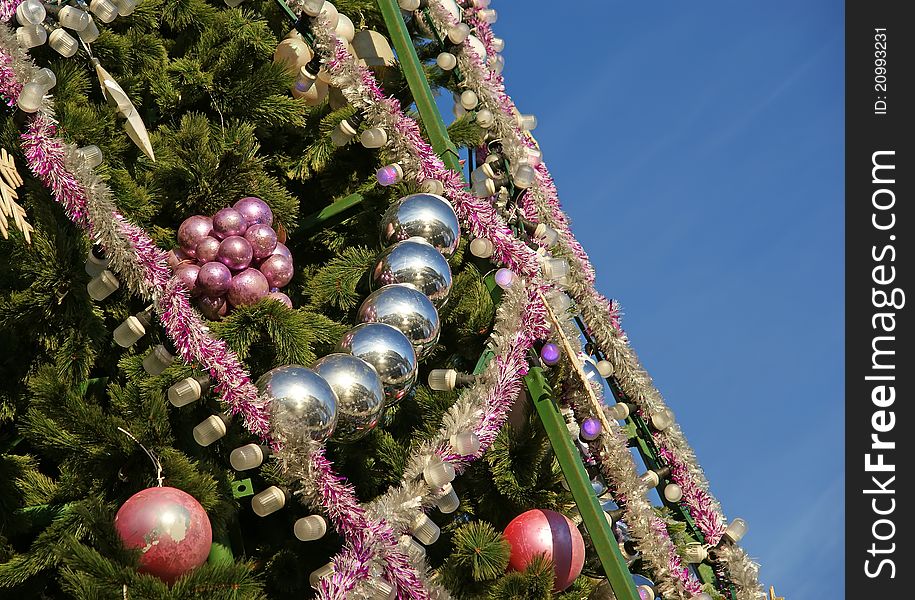 A very simple Christmas tree with colorful decorations