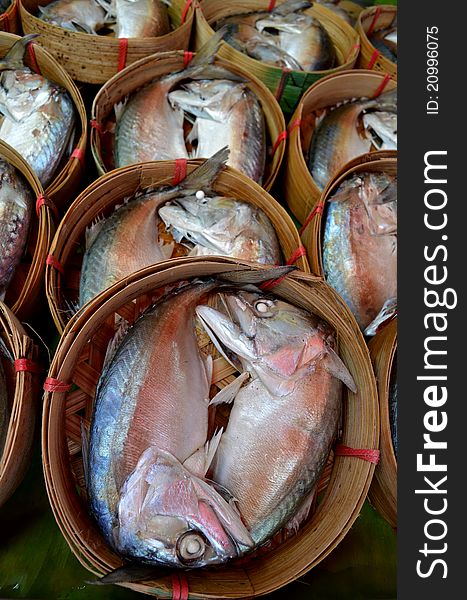 Steam mackerel in circle bamboo basket