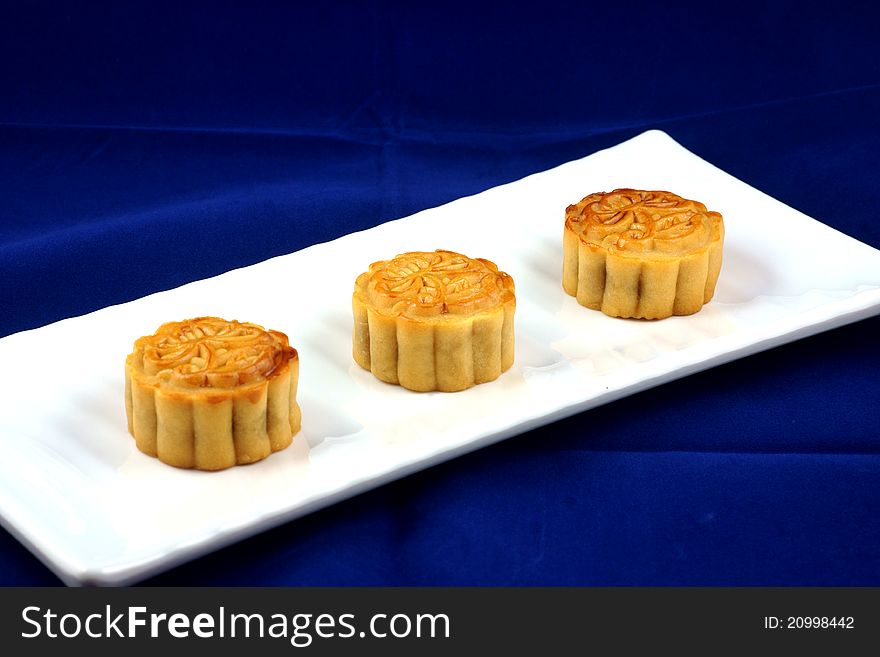 Moon cakes in the white plate photo was taken on:2011.9.4