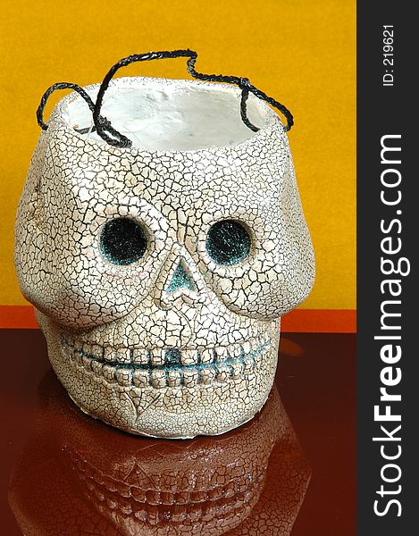 Ooooohhhh, scary halloween skull basket with reflection