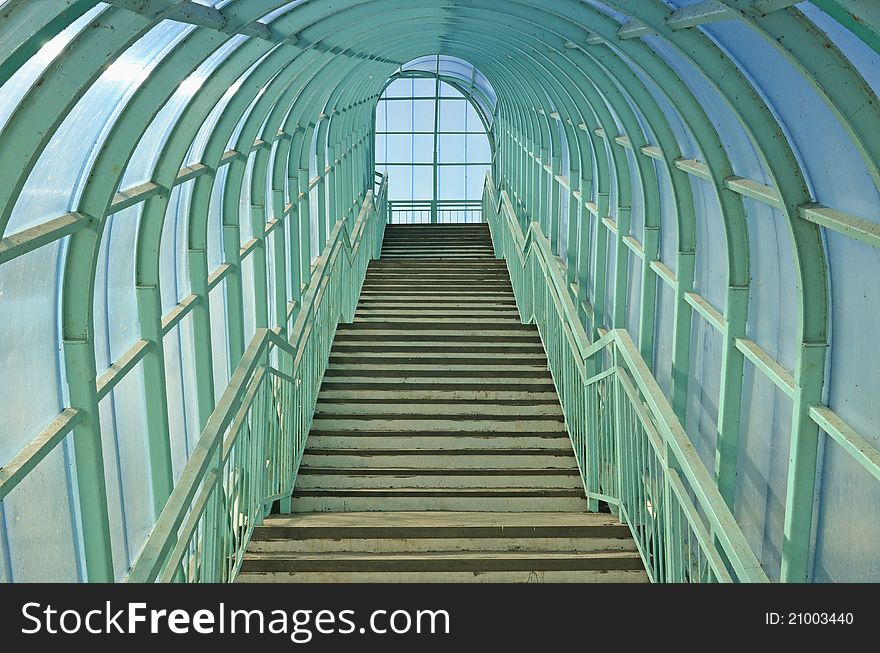 Steps upwards and downwards in an elevated pedestrian crossing