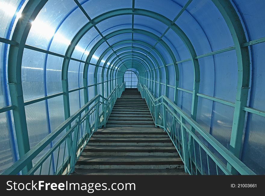 Steps upwards and downwards in an elevated pedestrian crossing