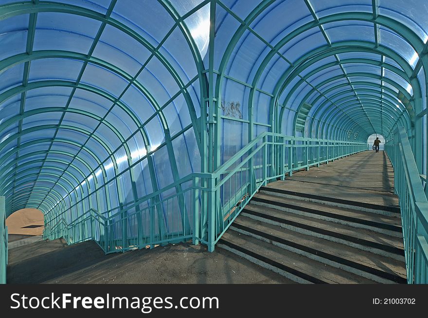 Steps upwards and downwards in an elevated pedestrian crossing