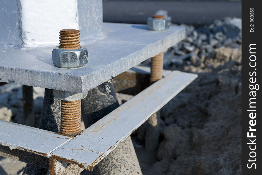 Fastening a metal column with screws and bolts