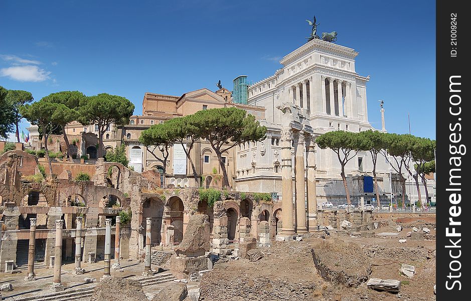 Ruins of the Roman Forum and Monument Vittorio Emanuele II or Altar of the Fatherland in Roma, Italia. Ruins of the Roman Forum and Monument Vittorio Emanuele II or Altar of the Fatherland in Roma, Italia.
