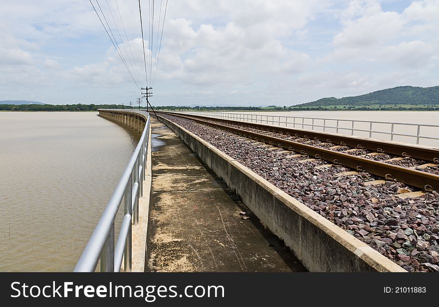 Railroad tracks curving1