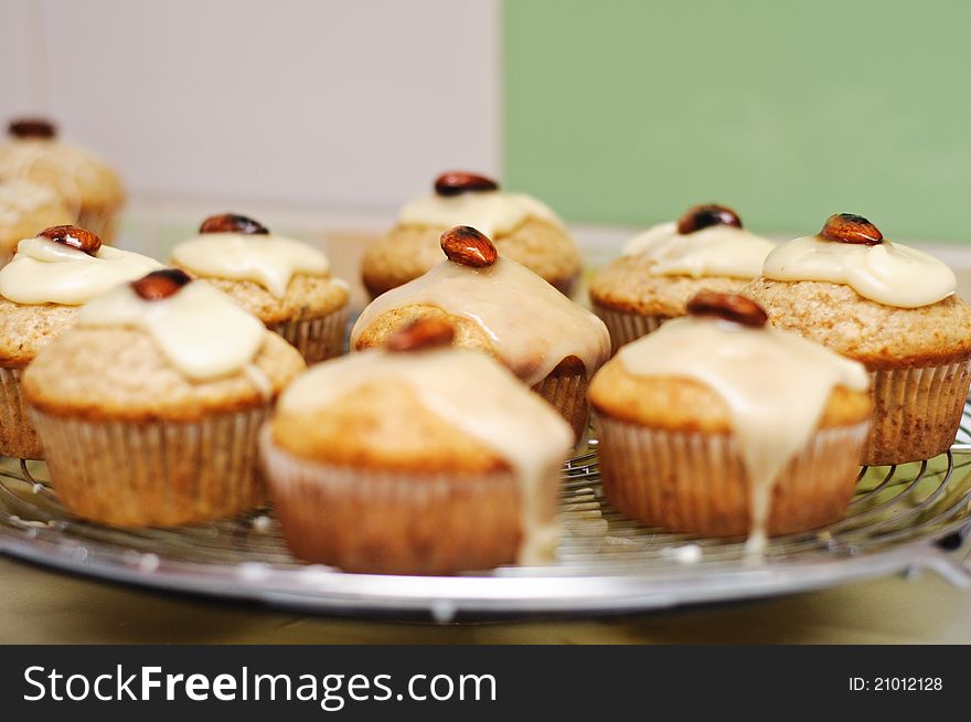 Gingerbread muffins with white chocolate sauce