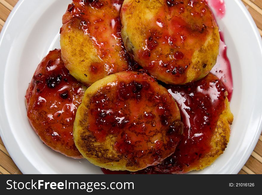 Delicious homemade cheesecakes with jam