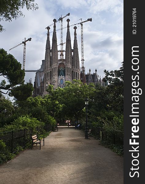 Picture of the Sagrada familia taken from the park infront of it in a cloudy day