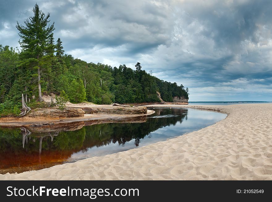 Image of Miners River flowing into Lake Superior.