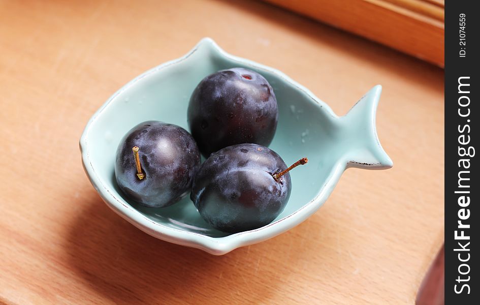 Ripe plums in a bowl
