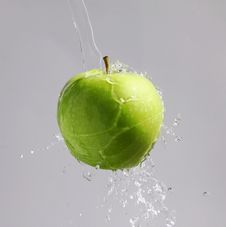 Green Apple In A Waterfountain Royalty Free Stock Photos Green Apple In A Waterfountain Royalty Free Stock Photos