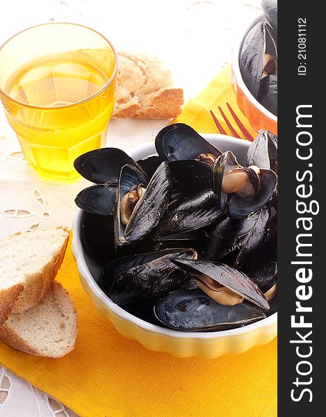 Fresh mussel with bread and wine