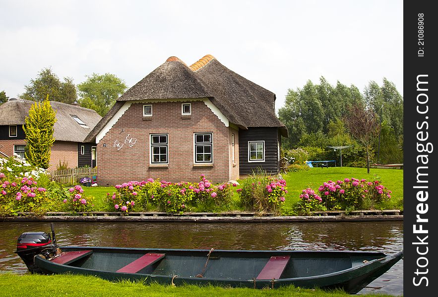 Old traditional dutch house in giethoorn