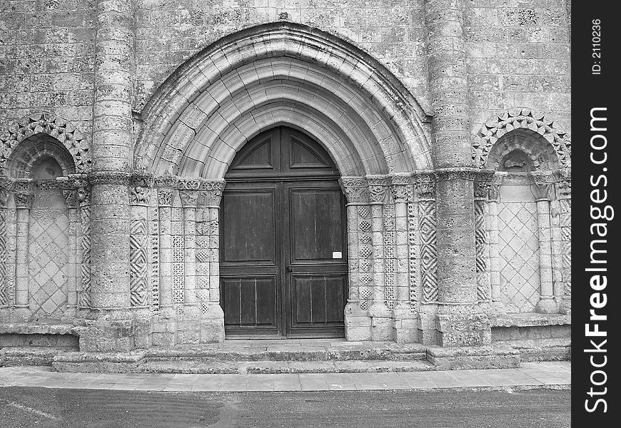 Portal af a church in st.-george-d oleron, france