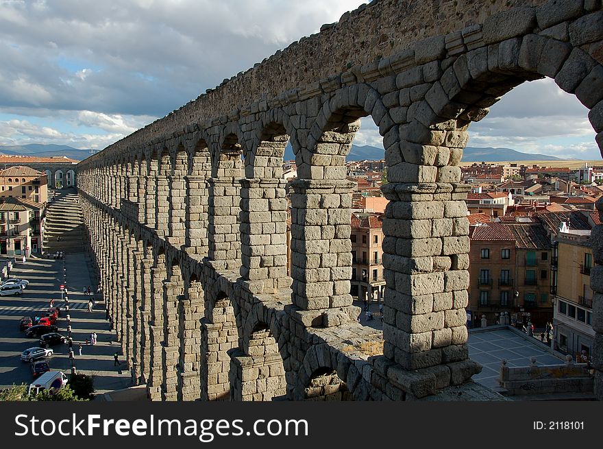 Roman Aqueduct in Segovia , Spain, 20400 blocks was used without mortar or concrete and highest point is 100 feet. Roman Aqueduct in Segovia , Spain, 20400 blocks was used without mortar or concrete and highest point is 100 feet.