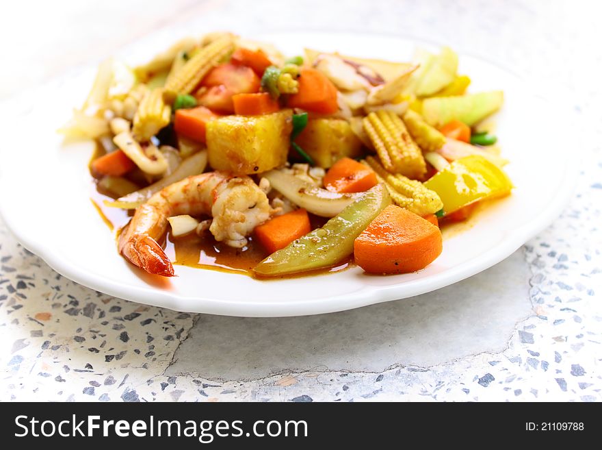 Carrot,cucumber and other fried with hot oil.