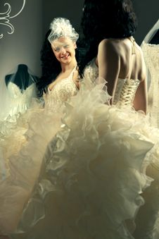 Bride Looking At Mirror Stock Photography Bride Looking At Mirror Stock Photography