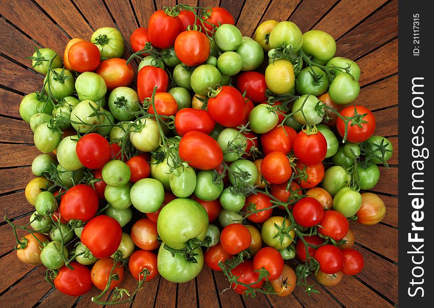 Red and green tomatos on a table