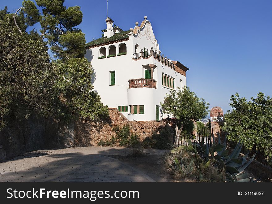 Picture of the white GaudÃ¬ house in the park Guell