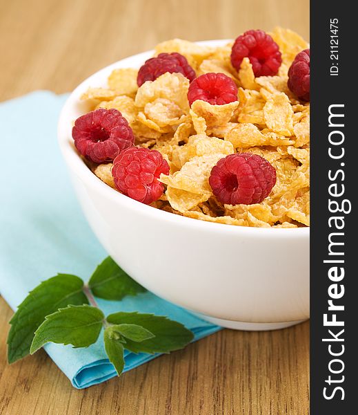 Plate of corn flakes with raspberries