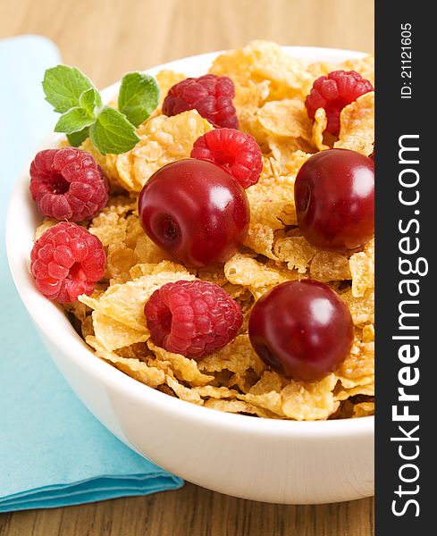 Corn flakes with berries