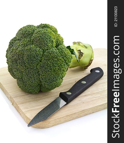 Broccoli and knife on chopping board