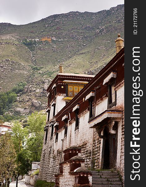 The Sera Monastery at the foot of Tatipu Hill is located in the northern suburb of Lhasa,It is one of three famous monasteries in Lhasa. The Sera Monastery at the foot of Tatipu Hill is located in the northern suburb of Lhasa,It is one of three famous monasteries in Lhasa