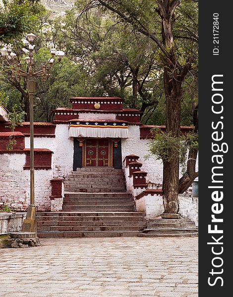 The Sera Monastery at the foot of Tatipu Hill is located in the northern suburb of Lhasa,It is one of three famous monasteries in Lhasa. The Sera Monastery at the foot of Tatipu Hill is located in the northern suburb of Lhasa,It is one of three famous monasteries in Lhasa