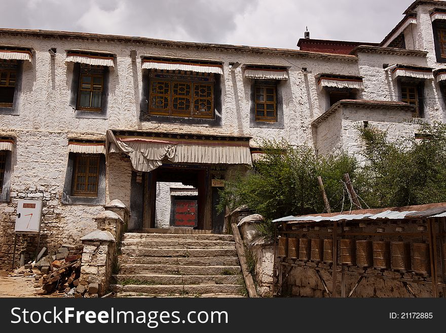 The Sera Monastery at the foot of Tatipu Hill is located in the northern suburb of Lhasa,It is one of three famous monasteries in Lhasa. The Sera Monastery at the foot of Tatipu Hill is located in the northern suburb of Lhasa,It is one of three famous monasteries in Lhasa