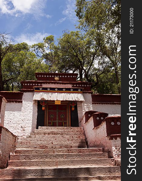 The Sera Monastery at the foot of Tatipu Hill is located in the northern suburb of Lhasa,It is one of three famous monasteries in Lhasa. The Sera Monastery at the foot of Tatipu Hill is located in the northern suburb of Lhasa,It is one of three famous monasteries in Lhasa