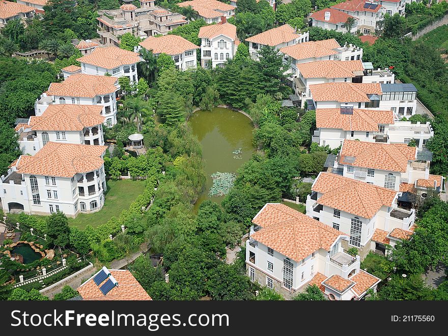 Overlook the luxury villas from the tall building. Overlook the luxury villas from the tall building.