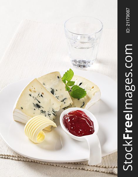 Wedges of blue cheese and fruit preserve
