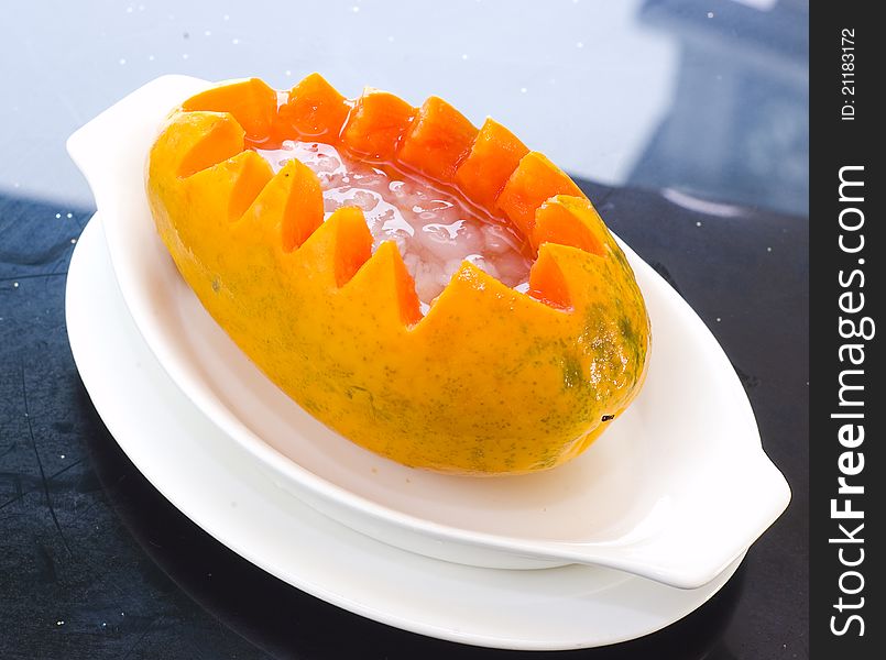 Fresh papaya stew Xueha female beauty. Fresh papaya stew Xueha female beauty