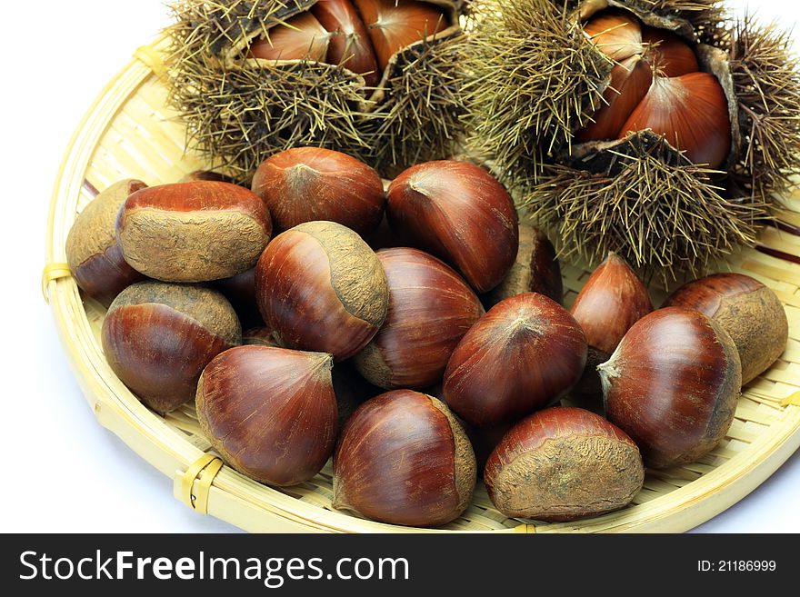 I put many chestnuts in a colander and took it in a white background.