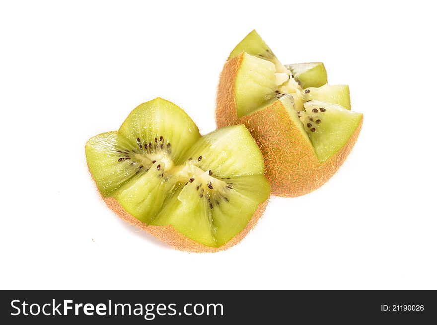 Kiwi pieces are cut and lie on a table