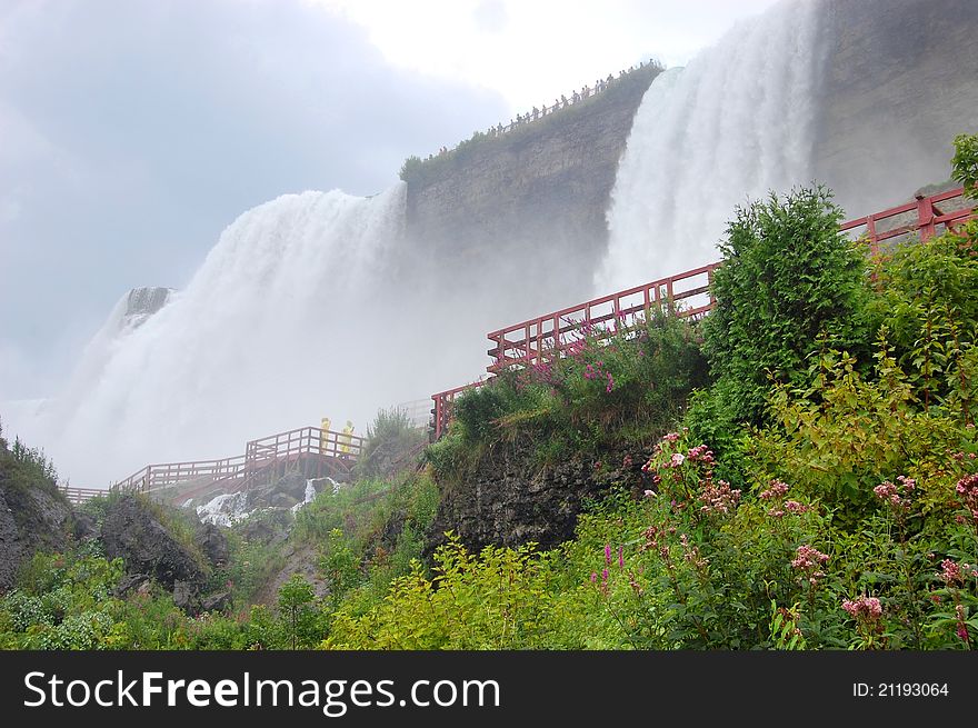 The waterfall hanging on the cliff