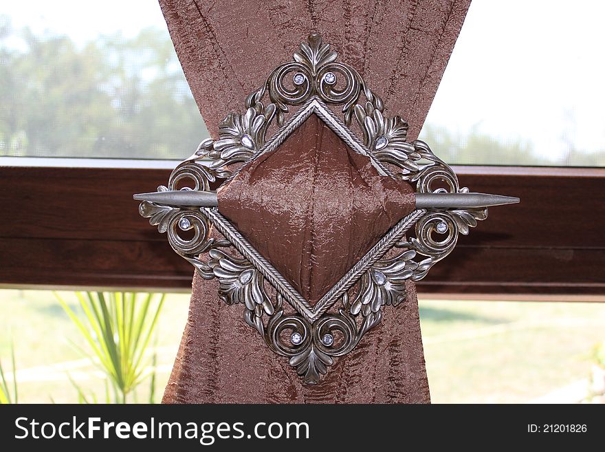 Knot at curtain with elegant design of decorative fixture