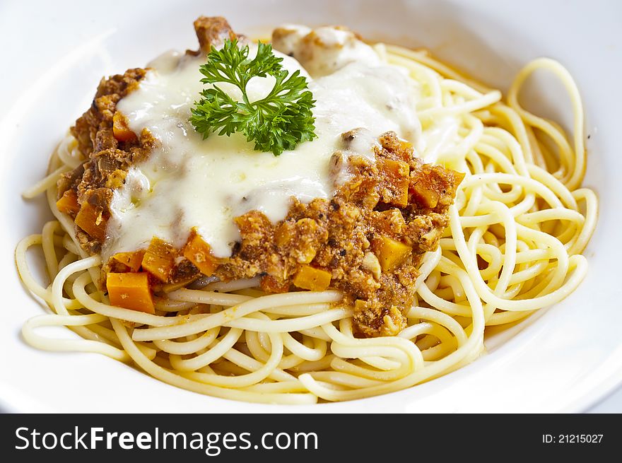 Spaghetti meat with cream and vegetable in white dish