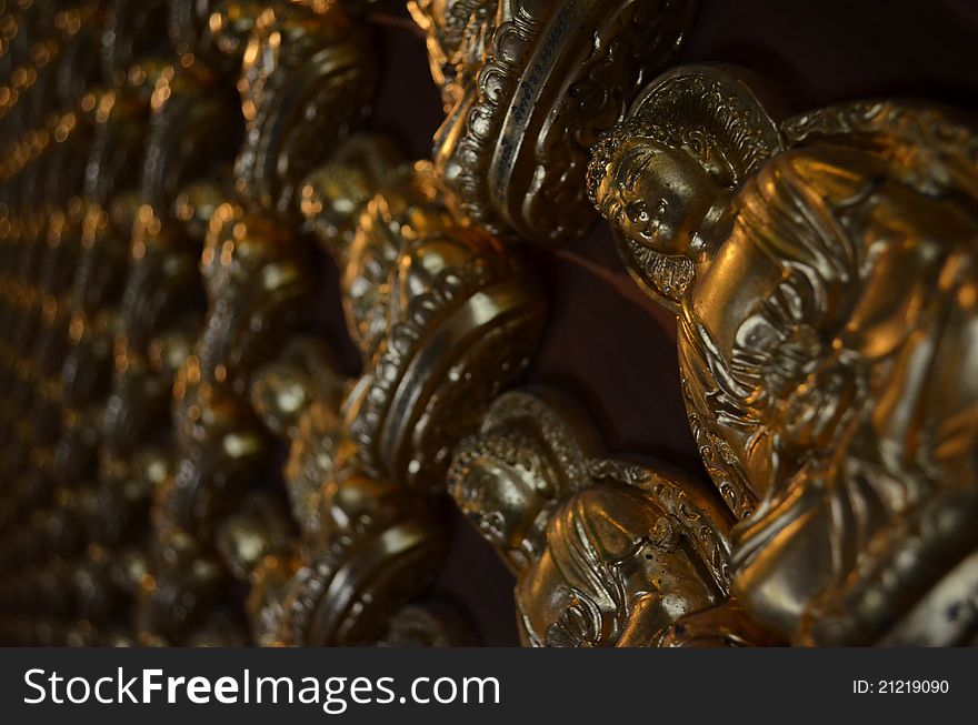 Golden buddha statues at Lengnoeiyi temple